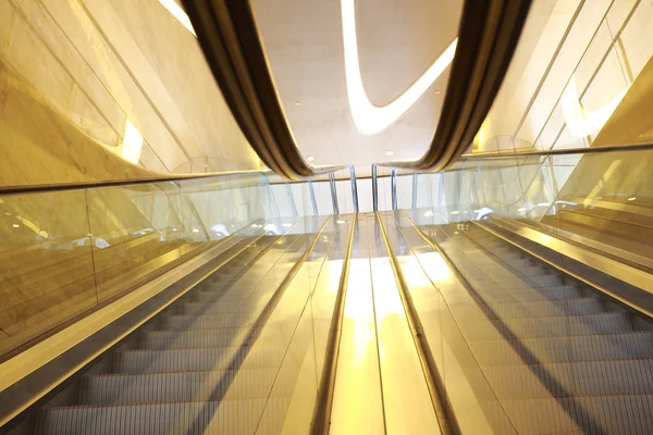 オフィスビル内部エスカレーターと階段 — ストック写真