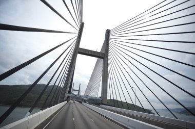 Yol ve köprü otoyol sol tarafında sürüş