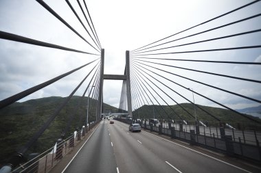Yol ve köprü otoyol sol tarafında sürüş