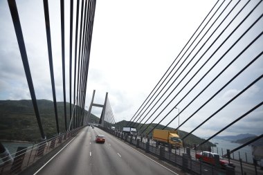 Yol ve köprü otoyol sol tarafında sürüş