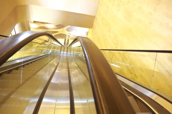 Edificio de oficinas escaleras mecánicas interiores y escaleras —  Fotos de Stock