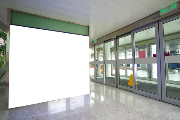 Aéroport porte porte verre mur couloir mur boites à lumière — Photo