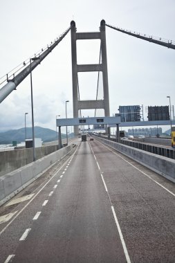 Yol ve köprü otoyol sol tarafında sürüş