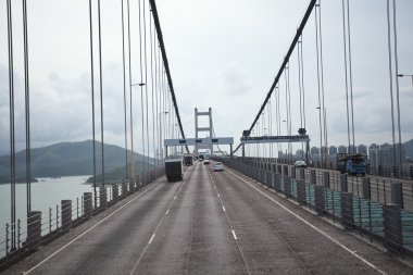 Yol ve köprü otoyol sol tarafında sürüş