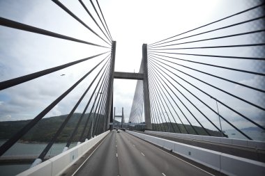 Yol ve köprü otoyol sol tarafında sürüş