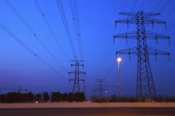 Pylon energii elektrycznej wysokiego napięcia w stronie autostrady — Zdjęcie stockowe