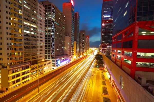 Túneles de carretera senderos de luz en los edificios modernos de la ciudad fondos i —  Fotos de Stock