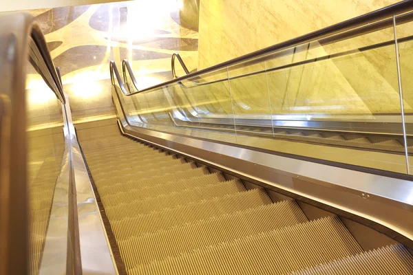 Служебные эскалаторы и лестницы — стоковое фото