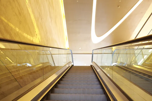 Escadas rolantes interiores do edifício de escritório e escadas — Fotografia de Stock