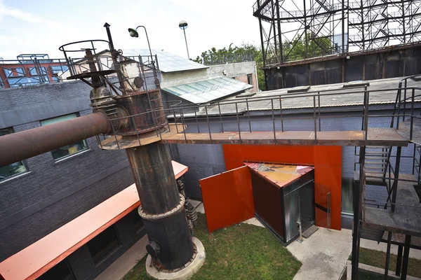 The old abandoned closed steel steelworks of pipelines — Stock Photo, Image