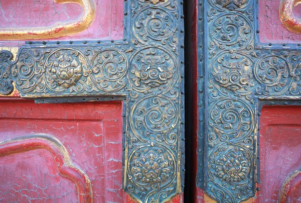 Edifícios antigos de borda de cobre portas de madeira vermelhas no Forbidd — Fotografia de Stock