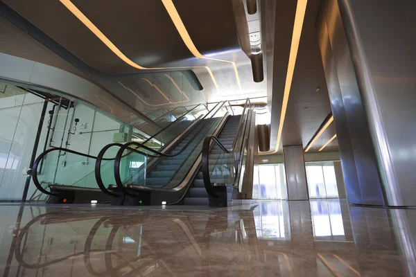 Edificio escaleras mecánicas interiores y escaleras — Foto de Stock