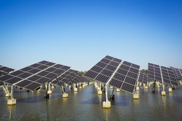 Énergie verte et développement durable de l'énergie solaire — Photo