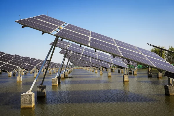 Groene energie en duurzame ontwikkeling van zonne-energie — Stockfoto