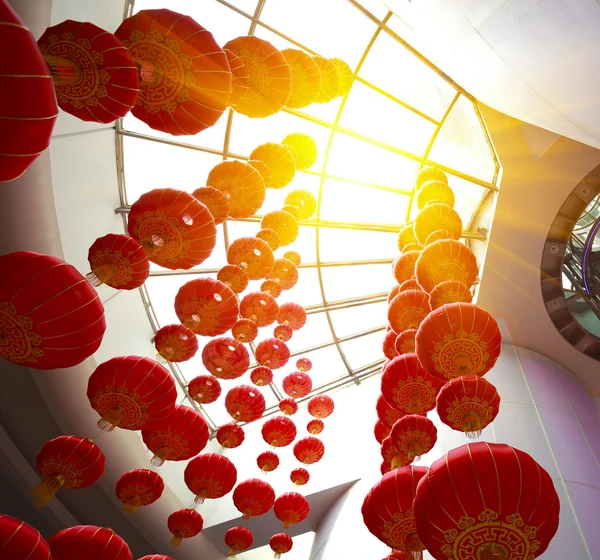 Поиск красных китайских фонарей висит в интерьере — стоковое фото