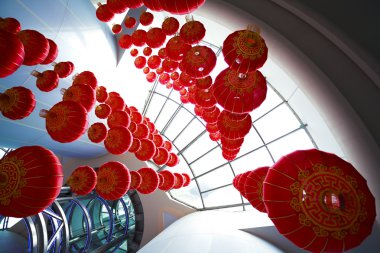 İç asılı kırmızı Çin fener bakılması