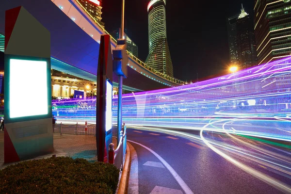 Die hellen Spuren auf dem Hintergrund des modernen Gebäudes in Shanghai c — Stockfoto