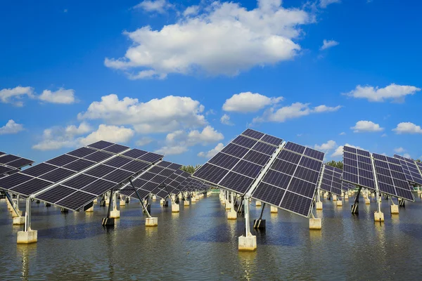 Groene energie en duurzame ontwikkeling van zonne-energie — Stockfoto