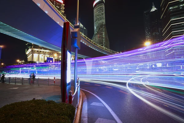 Die hellen Spuren auf dem Hintergrund des modernen Gebäudes in Shanghai c — Stockfoto