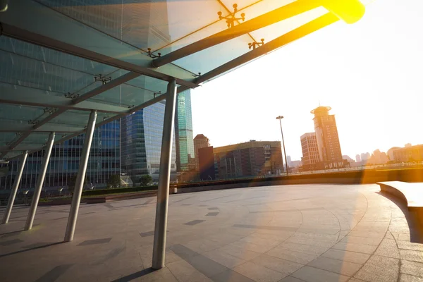 Bakgrundsbelysning på Shanghai modern urban arkitekturen i streetscapen — Stockfoto