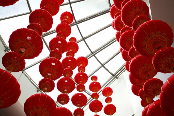 Поиск красных китайских фонарей висит в интерьере — стоковое фото