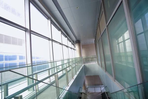 Construção de escadas interiores com janelas de vidro — Fotografia de Stock