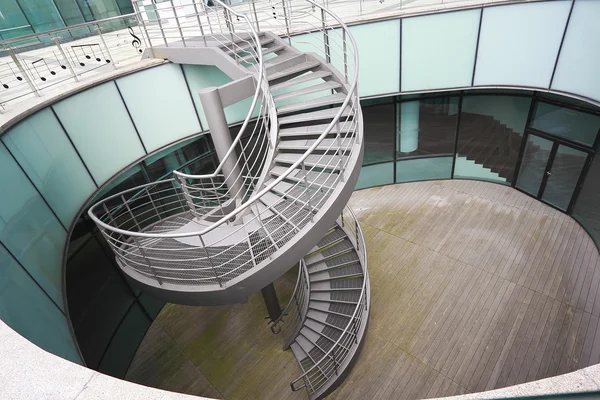 Здание из металлической винтовой лестницы — стоковое фото