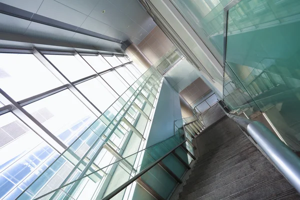 Construção de escadas interiores com janelas de vidro — Fotografia de Stock