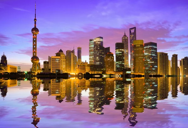 夜明けに上海のスカイライン — ストック写真