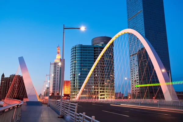 Puente de arco viga carretera coche luz senderos ciudad noche paisaje — Foto de Stock