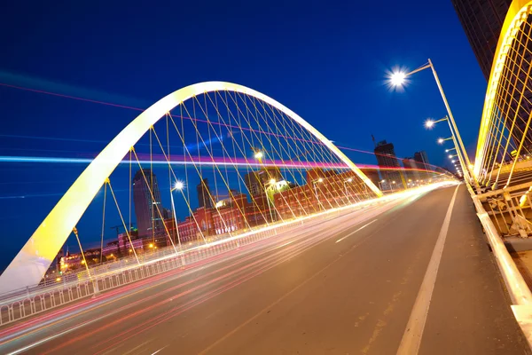 Arco ponte trave autostrada auto sentieri leggeri città paesaggio notturno — Foto Stock