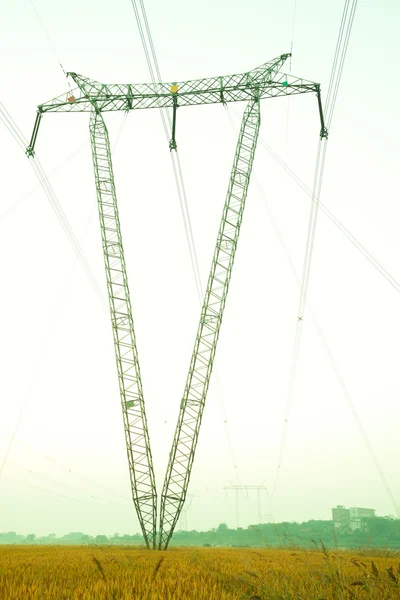 V フォント高電圧電源タワー ロイヤリティフリーのストック写真