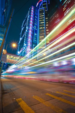 modern Simgesel Yapı binaların arka yol ışık tra Hongkong