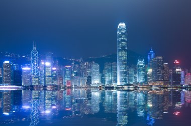 HK Victoria Limanı manzarası gecenin
