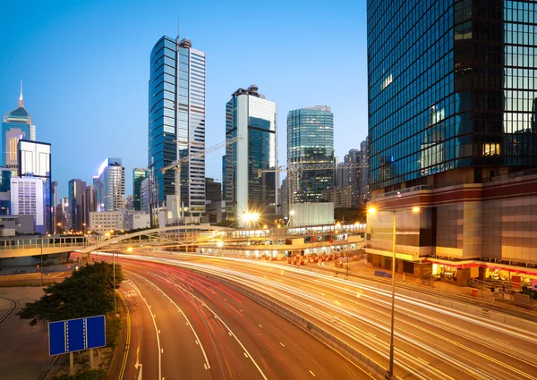 Trilhas de luz rodoviária em edifícios de paisagem urbana em Hong Kong — Fotografia de Stock