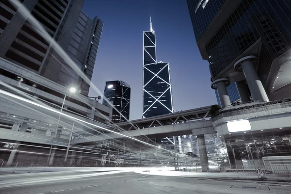 Trilhas de luz rodoviária em edifícios de paisagem urbana em Hong Kong — Fotografia de Stock