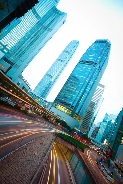 Túneles de carretera senderos de luz en los edificios modernos de la ciudad fondos i —  Fotos de Stock