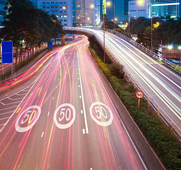 Hong Kong de rodovia com tráfego pesado à noite — Fotografia de Stock