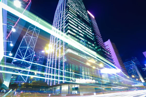 ฮ่องกงซิตี้คาร์ที่มีเส้นทางแสงของอาคารเมืองสมัยใหม่ — ภาพถ่ายสต็อก