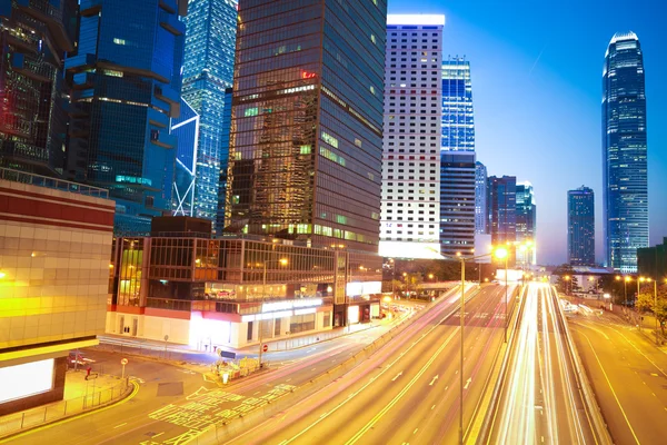 I sentieri autostradali luce su sfondo edificio punto di riferimento moderno — Foto Stock