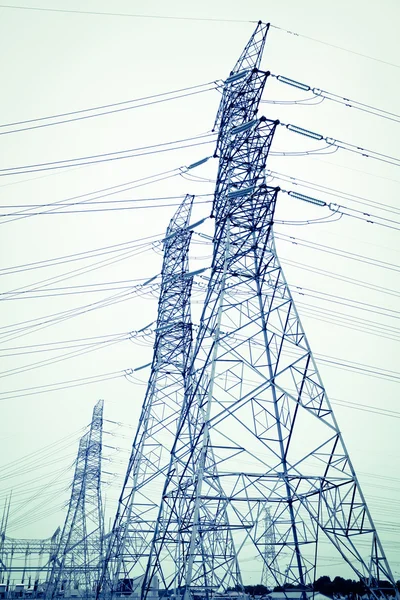 High-voltage power transmission towers — Stock Photo, Image