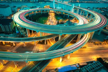 Asya'nın en büyük sarmal Bridge nehirleri arasında kuş görünümü