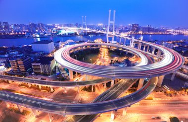 Shanghai Huangpu Nehri içinde sarmal köprüde kuşbakışı göz görünümü o