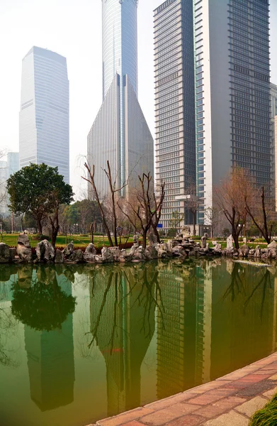 Shanghai Lujiazui en los edificios del parque de la ciudad fondos paisaje urbano — Foto de Stock