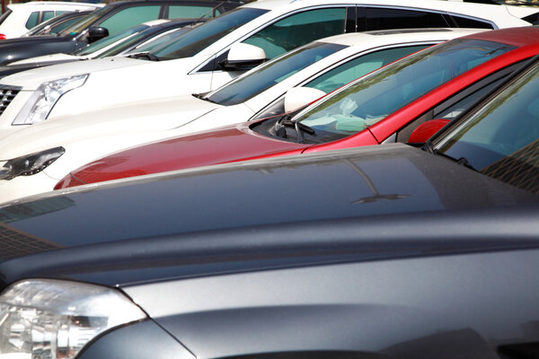 Открытая парковка на автомобиле крупным планом
