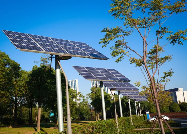 Parque de energía verde sistema de energía solar — Foto de Stock