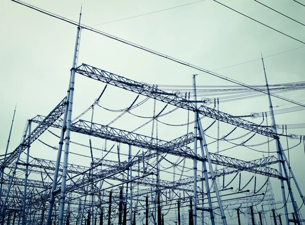 High-voltage power transmission towers — Stock Photo, Image