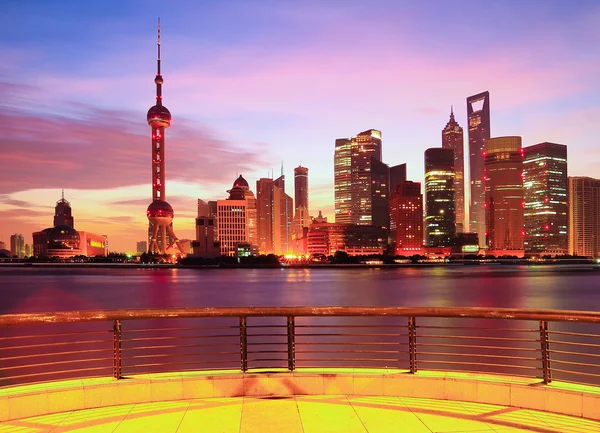 Shanghais skyline i gryningen — Stockfoto
