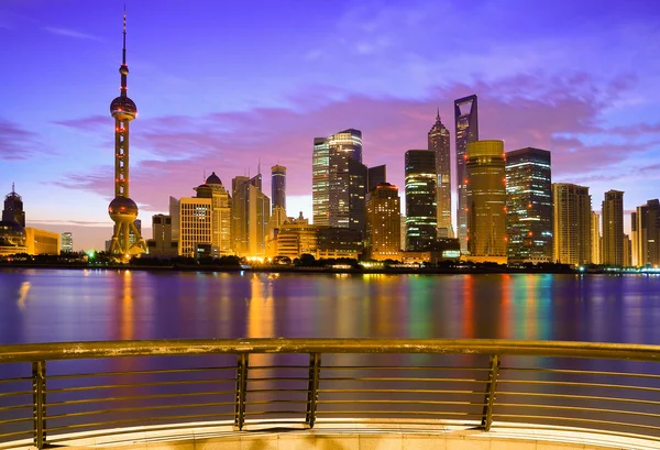 Shanghais skyline i gryningen — Stockfoto