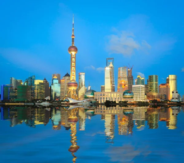 Shanghai lujiazui skyline nacht bei bund — Stockfoto